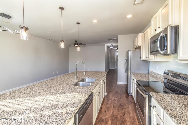 kitchen with ceiling fan, a sink, stainless steel appliances, recessed lighting, and dark wood-style floors