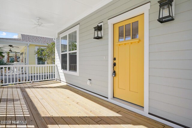 property entrance with ceiling fan and a porch
