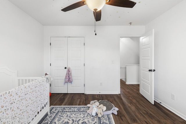 unfurnished bedroom featuring baseboards, a ceiling fan, a closet, and wood finished floors