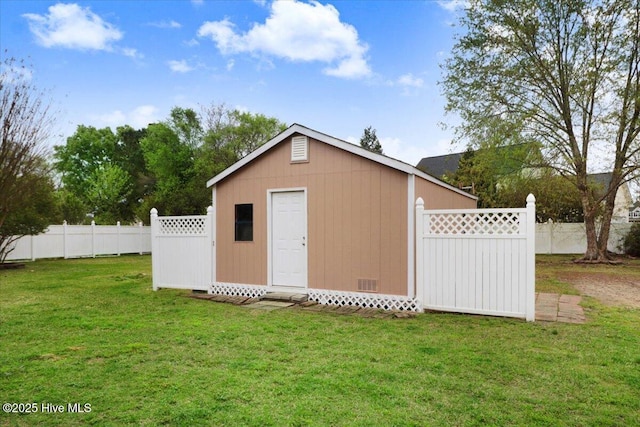 view of outdoor structure featuring fence and an outdoor structure