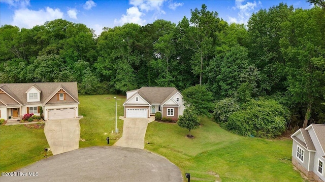 view of front facade featuring driveway and a front yard