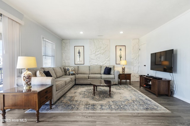 living room featuring crown molding, recessed lighting, baseboards, and wood finished floors