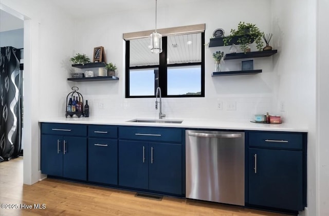 bar featuring a sink, stainless steel dishwasher, backsplash, and visible vents