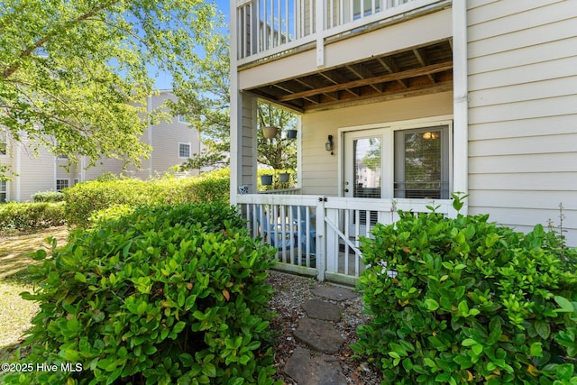 entrance to property featuring a balcony