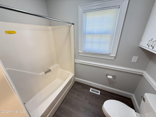 120 Ridgecrest Dr, Mount Olive, NC 28365 - full bath featuring bathtub / shower combination, toilet, baseboards, wood finished floors, and visible vents