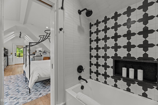 628 E Harborside Rd, Oriental, NC 28571 - full bath featuring ensuite bath, wood finished floors, and shower / bath combination