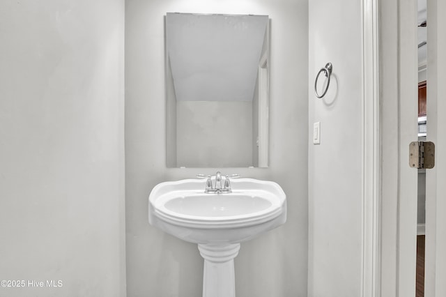 bathroom featuring a sink