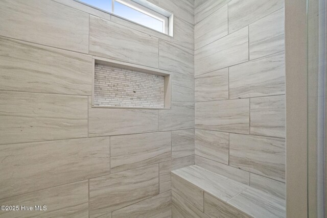 full bath featuring tiled shower