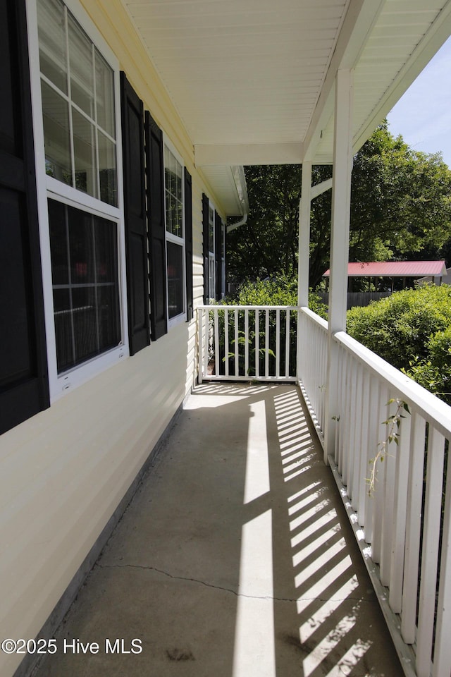 balcony featuring covered porch