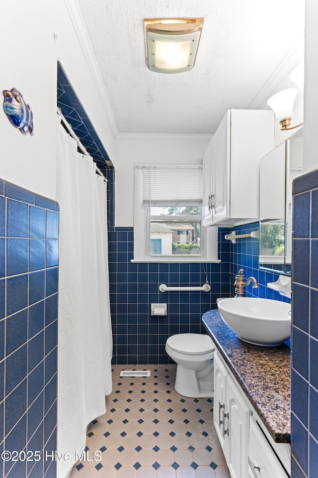 814 Latimer Dr, Wilmington, NC 28403 - full bath with tile walls, vanity, a textured ceiling, crown molding, and toilet