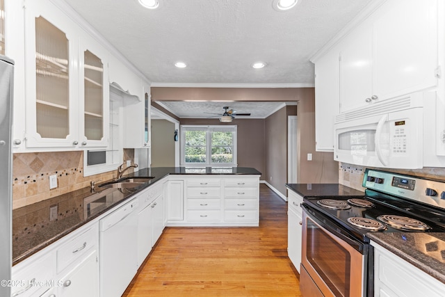 814 Latimer Dr, Wilmington, NC 28403 - kitchen featuring white appliances, a sink, backsplash, light wood finished floors, and a peninsula