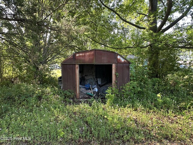 425 W Bay St, Warsaw, NC 28398 - view of shed featuring a wooded view