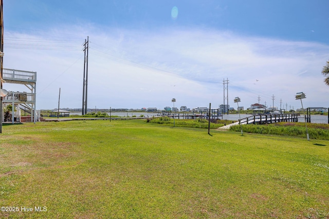 view of green lawn