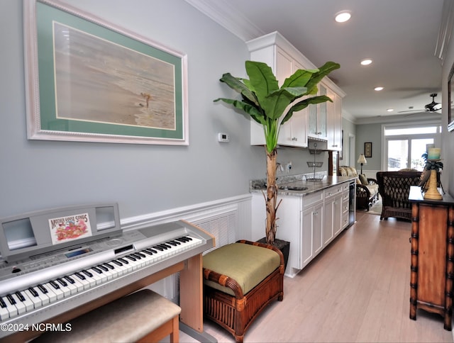 sitting room featuring crown molding, ceiling fan, recessed lighting, and light wood-style flooring