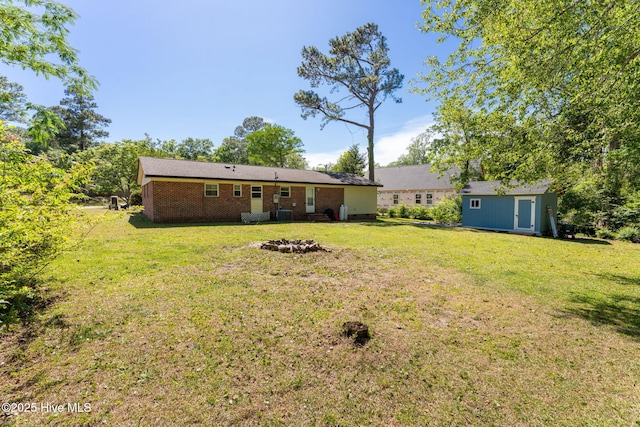 view of yard with an outbuilding