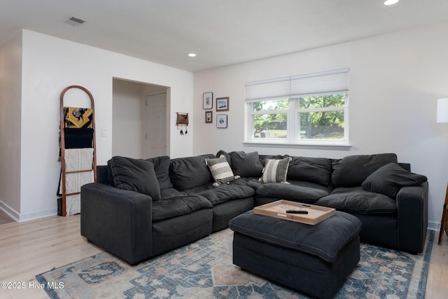 living room featuring visible vents, recessed lighting, baseboards, and wood finished floors