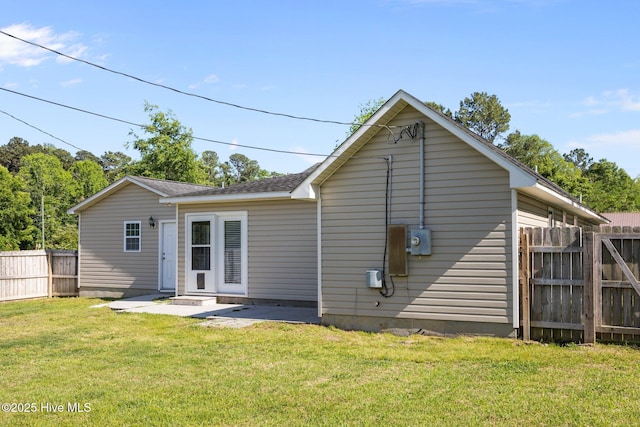 308 E Ashe St, Burgaw, NC 28425 - back of property with a yard and fence
