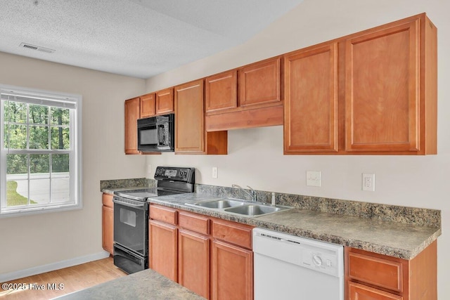 189 Queens Haven Rd, Hubert, NC 28539 - kitchen with baseboards, visible vents, a sink, black appliances, and light wood-type flooring