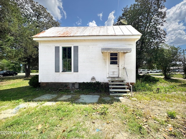 311 W Jones St, Trenton, NC 28585 - view of front of property featuring entry steps, metal roof, and a front lawn