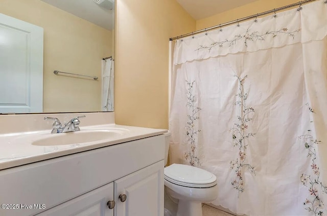 full bath with toilet, curtained shower, and vanity