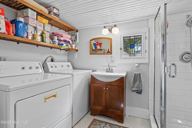 312 E W St, Southport, NC 28461 - clothes washing area with washer and clothes dryer and baseboards