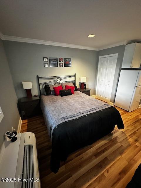 6214 Harbourside Dr, New Bern, NC 28560 - bedroom featuring crown molding, recessed lighting, baseboards, and wood finished floors
