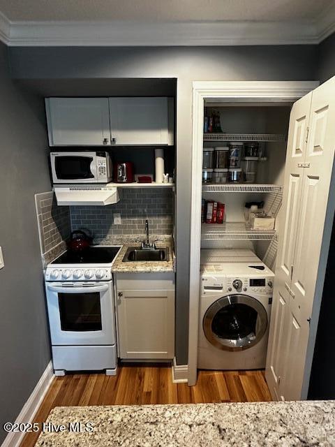 6214 Harbourside Dr, New Bern, NC 28560 - interior space featuring wood finished floors, a sink, washer / clothes dryer, wet bar, and ornamental molding
