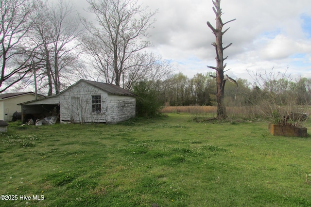 view of yard with an outbuilding