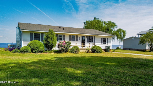 ranch-style home featuring a front lawn