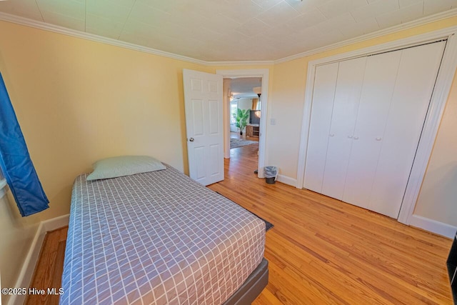 465 Meadstown Rd, Elizabeth City, NC 27909 - bedroom featuring light wood-style floors, baseboards, ornamental molding, and a closet