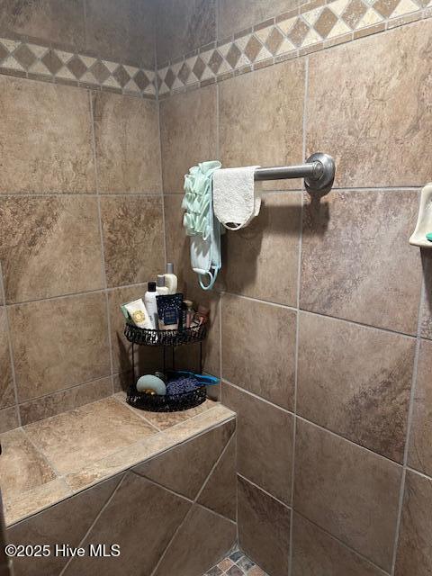 bathroom featuring tiled shower