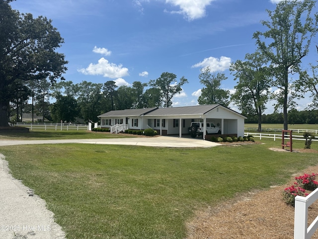 view of front of house featuring a front lawn, fence, and driveway