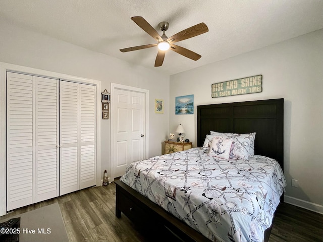 bedroom featuring baseboards, a ceiling fan, a closet, and dark wood-style flooring
