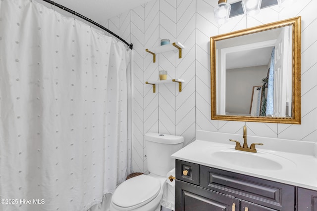 full bathroom featuring toilet, curtained shower, and vanity