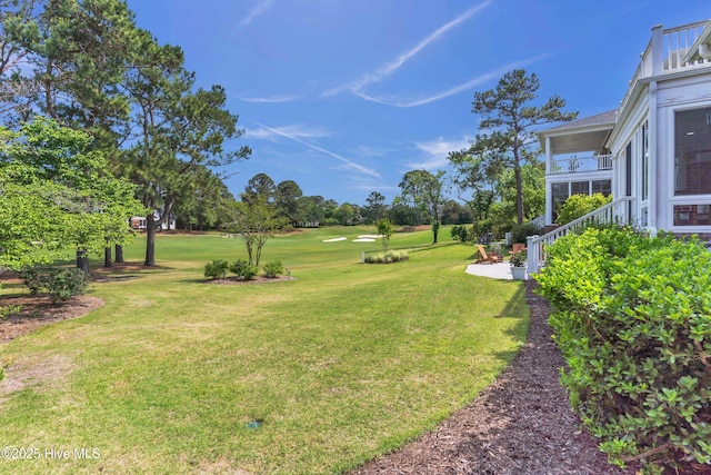 view of yard featuring golf course view