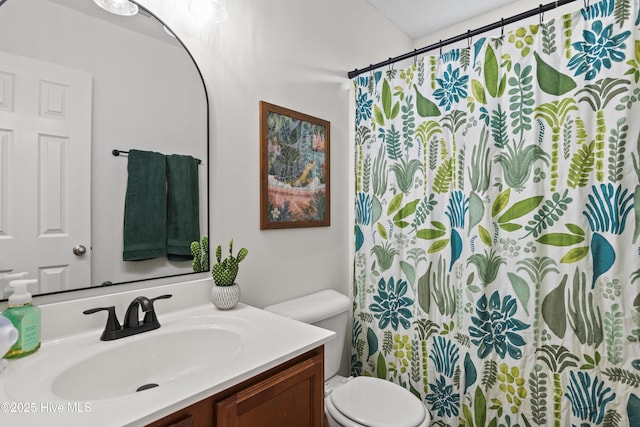 full bath featuring vanity, toilet, and a shower with curtain