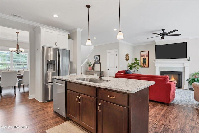 kitchen featuring a sink, stainless steel appliances, dark wood-style floors, ceiling fan, and recessed lighting