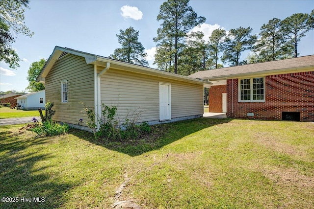 view of front facade featuring a front yard and crawl space