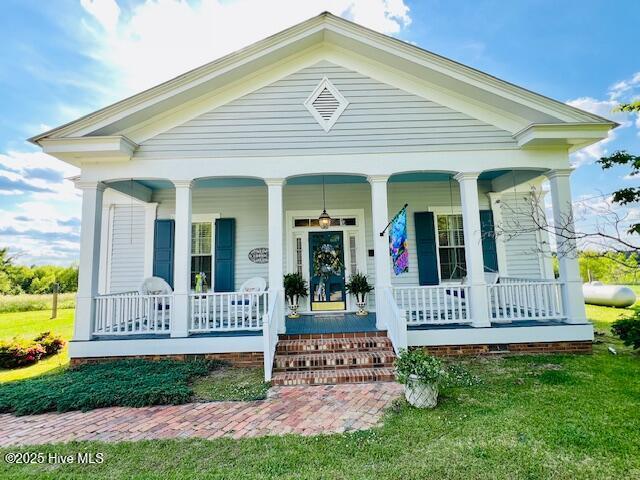 45 Hb Lewis Rd, Clinton, NC 28328 - neoclassical / greek revival house with covered porch and a front lawn