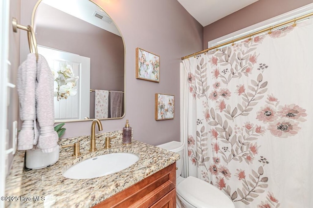 full bath with toilet, vanity, and a shower with curtain