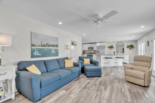 living area with ceiling fan, light wood-type flooring, and recessed lighting