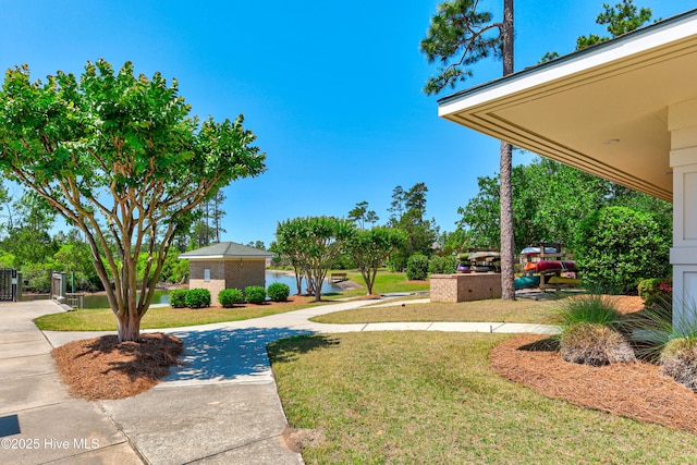 view of yard featuring a water view