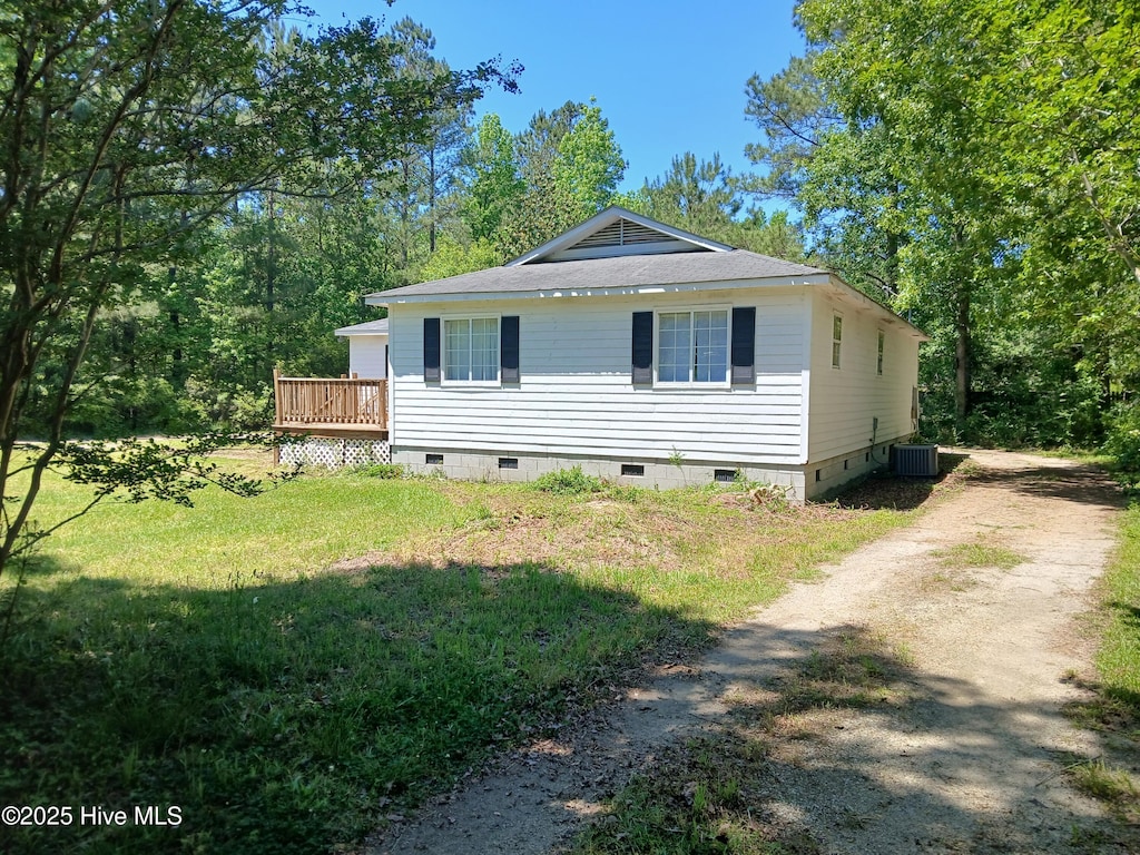 view of front of property featuring crawl space, a deck, central air condition unit, and a front lawn