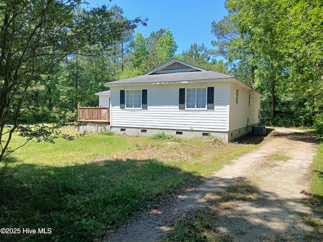 view of front of property featuring crawl space, a deck, central air condition unit, and a front lawn