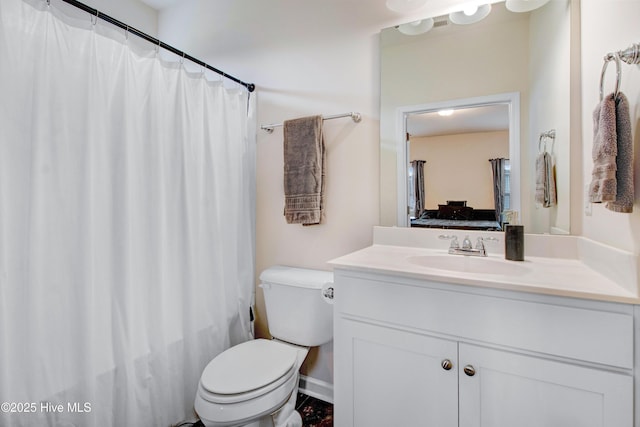 full bathroom featuring toilet, ensuite bathroom, vanity, and curtained shower