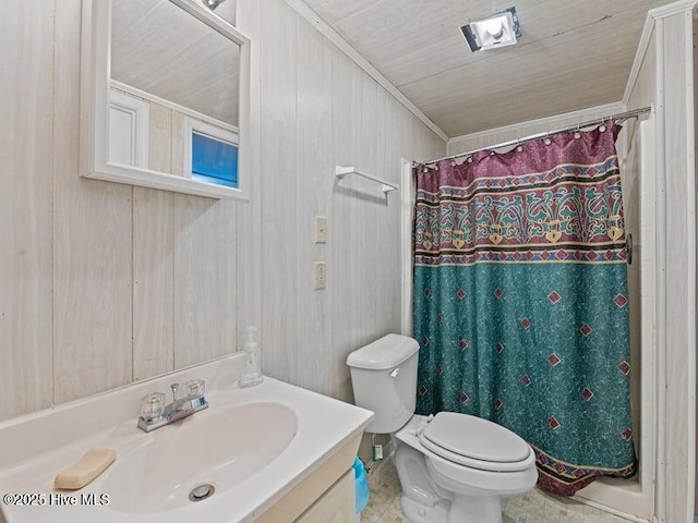 full bath featuring toilet, vanity, and a shower with shower curtain