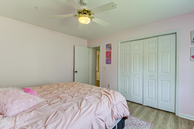 bedroom featuring light wood-style floors, a closet, and ceiling fan
