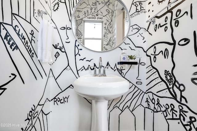 bathroom featuring a sink