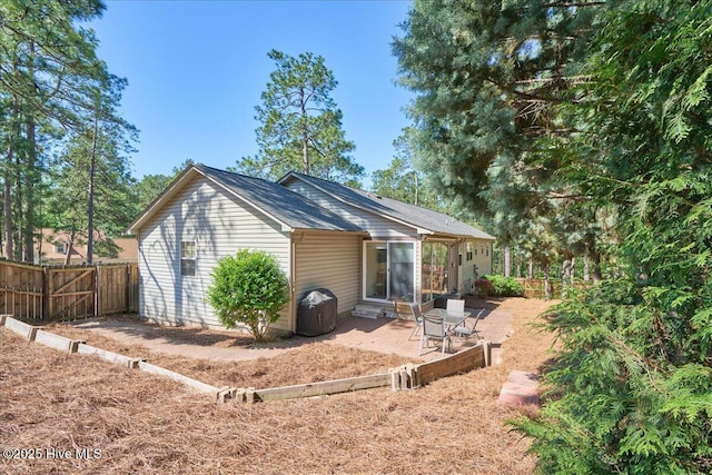 4 Brunswick Ln, Pinehurst, NC 28374 - back of property with a patio and fence
