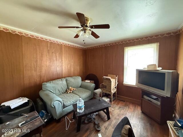 113 Winesett Cir, Plymouth, NC 27962 - living room featuring light wood-type flooring and a ceiling fan